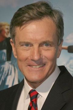 Nicholas Hammond interpreta Executive Officer