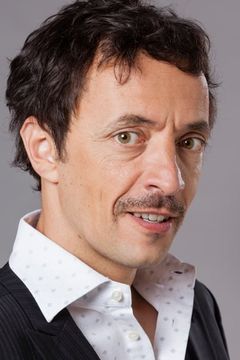 Pedro Lacerda interpreta L'agent immobilier portugais