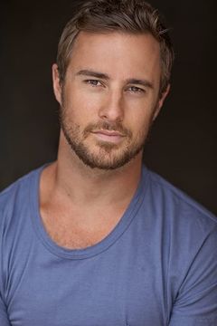 Rohan Browne interpreta Christof Delis