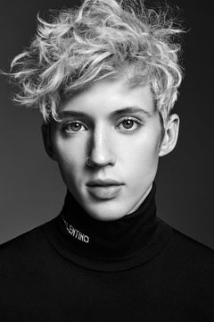 Troye Sivan interpreta James