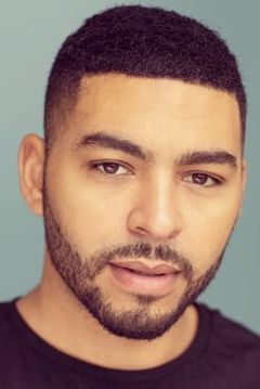 Noah Maxwell Clarke interpreta Agent at Hattie's #2