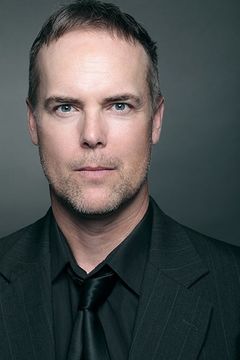 Bryan Okes interpreta Buzzkilling Bodyguard