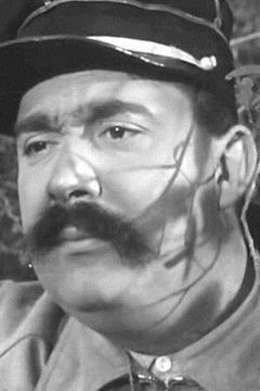 Moustache interpreta Sgt. Garcia