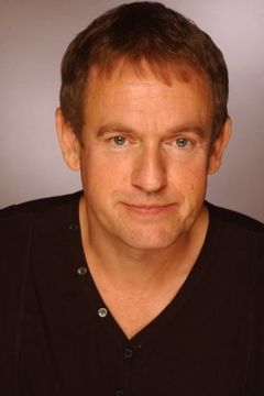 Alexandre Triaca interpreta Fred (Oncle Julie)