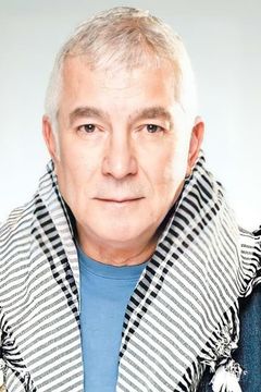 Mahmoud Qabil interpreta Kebir (as Mahmoud Kabil)