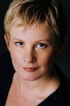Elizabeth Saunders interpreta Mama