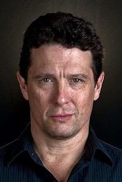 Jack Gwaltney interpreta Fred Darius
