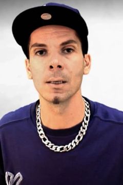 Rude MC interpreta Rapper on stage