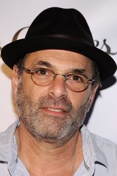 Ken Olin interpreta Ray