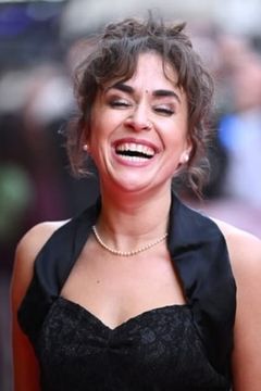 Claire Rodgerson interpreta Laura