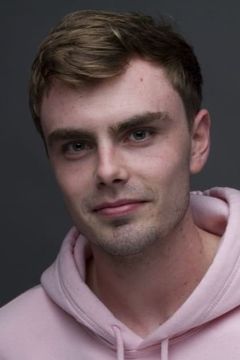 Avery Gillham interpreta Oliver's Friend Dancer