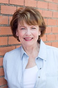 Louanne Stephens interpreta Marjorie Powell