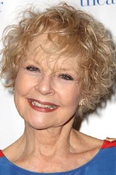 Penny Fuller interpreta Sally Aiken