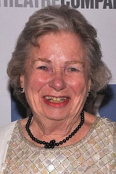 Angela Paton interpreta Mrs. Holmes