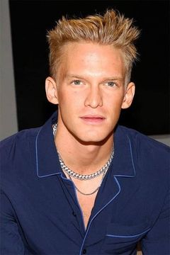 Cody Simpson interpreta Himself
