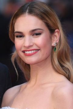 Lily James interpreta Mrs. de Winter