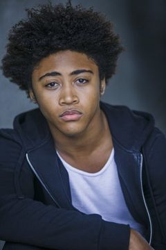 Quincy Fouse interpreta Milton