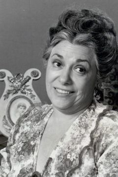 Naomi Stevens interpreta Mrs. Mildred Dreyfuss