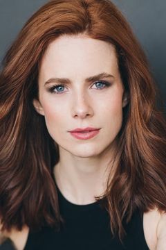 Clare McConnell interpreta Effie Newsome
