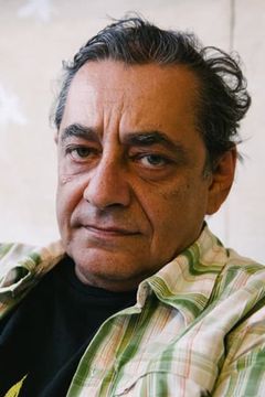 Antonis Kafetzopoulos interpreta Spiros Karouzos