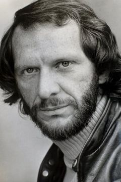 Seth Allen interpreta Alvin Gomsky