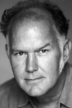 Tom Hodgkins interpreta Snyder