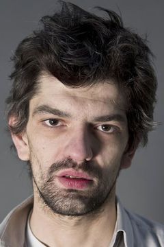 Fabrice Adde interpreta Carl