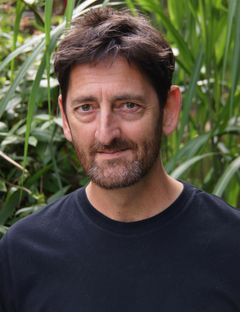 Richard James interpreta Doctor
