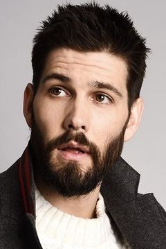 Casey Deidrick interpreta Max