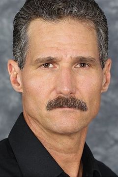 Craig Hensley interpreta Gunstore Owner 5