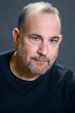 Malcolm Danare interpreta Dr. Mendel Craven