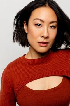 Gina Su interpreta Lizzie Wong