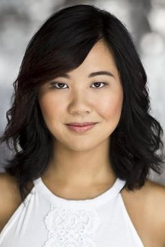 Samantha Wan interpreta Zoe Chow