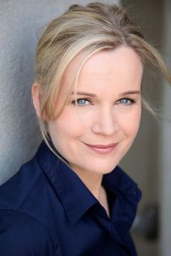 Rae Ritke interpreta Michelle Oakland