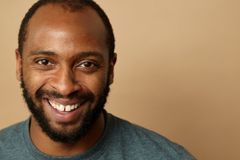 Donté Bonner interpreta Embele