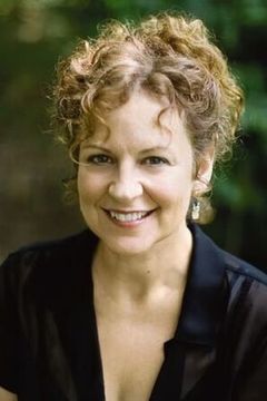 Nance Williamson interpreta Elaine Templeman