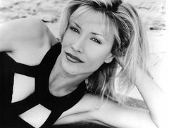 J. Cynthia Brooks interpreta Girl in Jacuzzi (uncredited)
