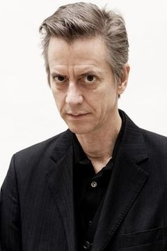 Théo Hakola interpreta Ian