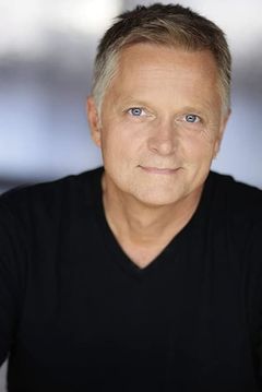 Dennis North interpreta Senator Barrows