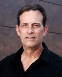 Charles Wiedman interpreta Man #4