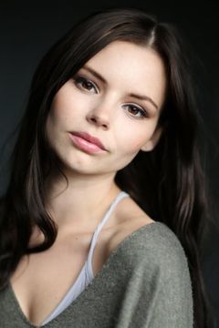 Eline Powell interpreta Syren 2