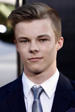 Nicholas Hamilton interpreta Young Henry Bowers
