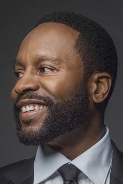 Kendrick Cross interpreta DEA Agent