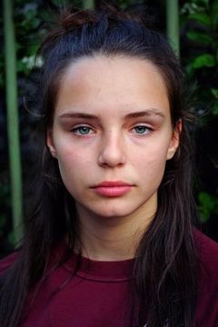 Mallory Wanecque interpreta Jackie (15 ans)