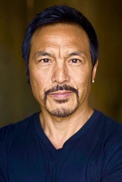 Darryl Chan interpreta Reynard Triad Gangster (uncredited)