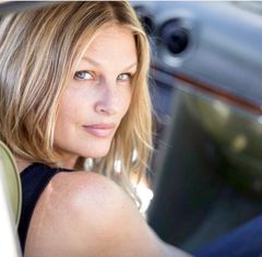 Caroline Barclay interpreta Maggie