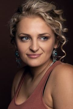 Ali Stroker interpreta Izzi Simmons