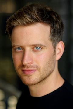 Nicholas Ralph interpreta Father Raymond