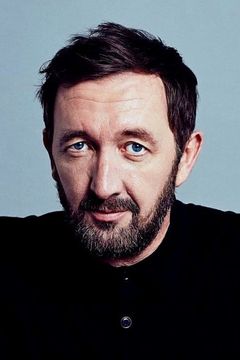 Ralph Ineson interpreta Adam Radford