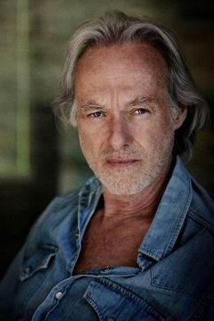 Siemen Rühaak interpreta Gordon Dempsey